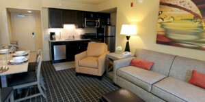 Living room and kitchen at Patriots Inn Williamsburg